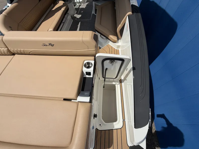 Slide: The Image of Sea Ray SLX 280 2025 - 12