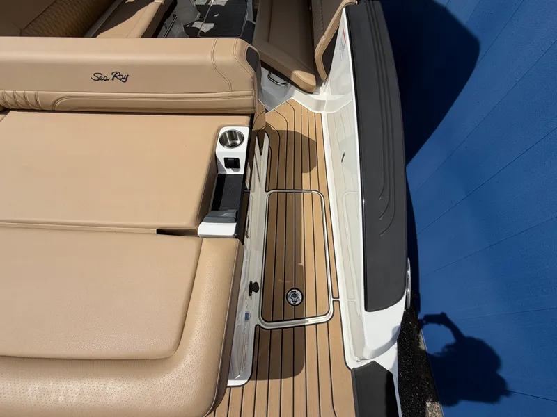 Slide: The Image of Sea Ray SLX 280 2025 - 11