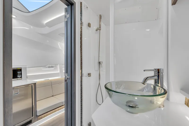 Slide: The Image of Sea Ray 370 Sundancer 2023 - 10
