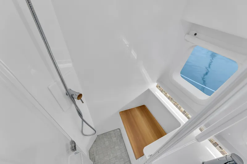 Slide: The Image of Sea Ray 370 Sundancer 2023 - 11