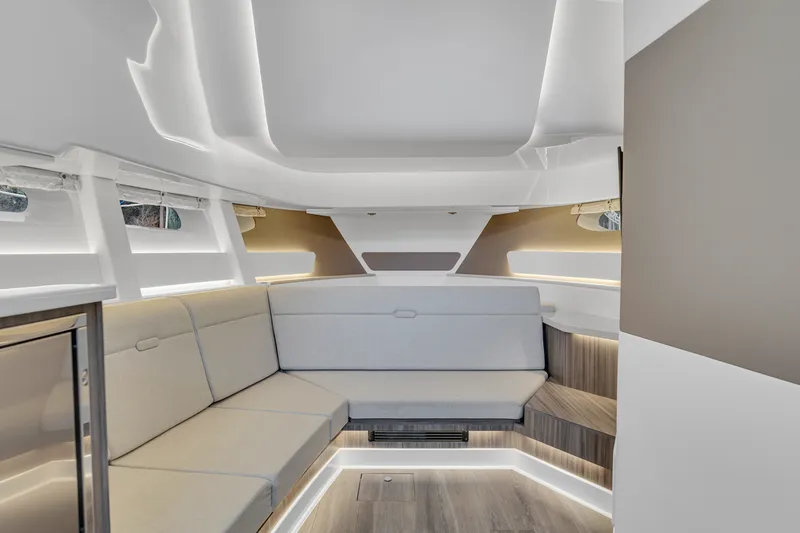 Slide: The Image of Sea Ray 370 Sundancer 2023 - 13