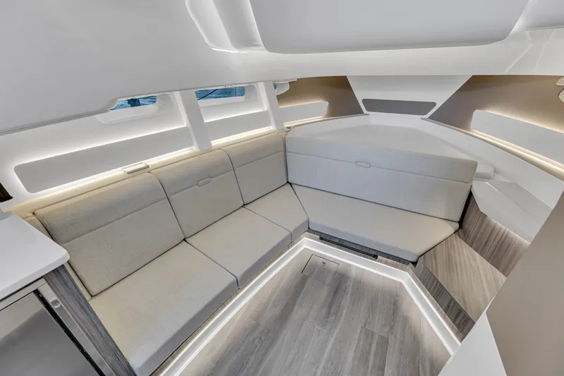 Slide: The Image of Sea Ray 370 Sundancer 2023 - 14