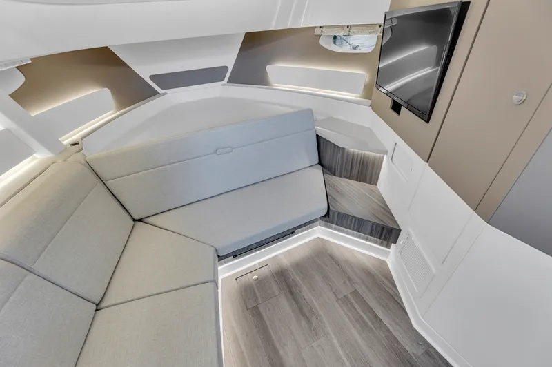 Slide: The Image of Sea Ray 370 Sundancer 2023 - 15