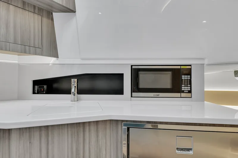 Slide: The Image of Sea Ray 370 Sundancer 2023 - 2