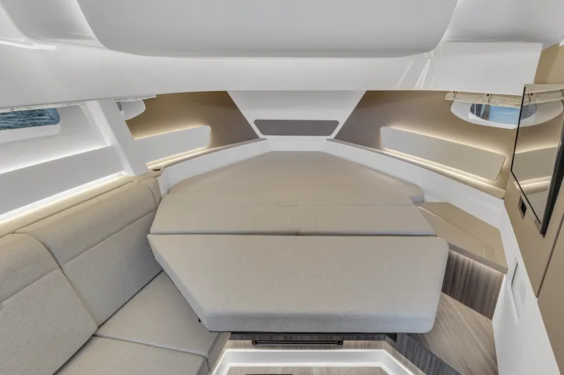 Slide: The Image of Sea Ray 370 Sundancer 2023 - 20