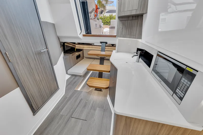 Slide: The Image of Sea Ray 370 Sundancer 2023 - 22