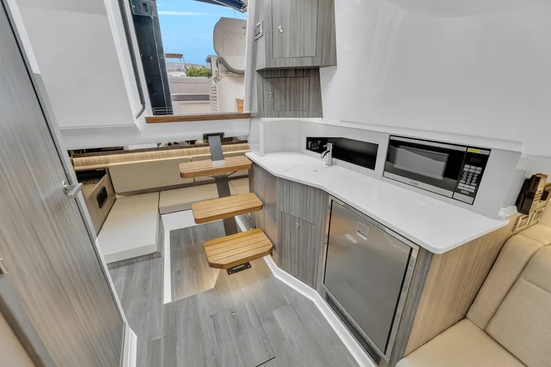 Slide: The Image of Sea Ray 370 Sundancer 2023 - 23