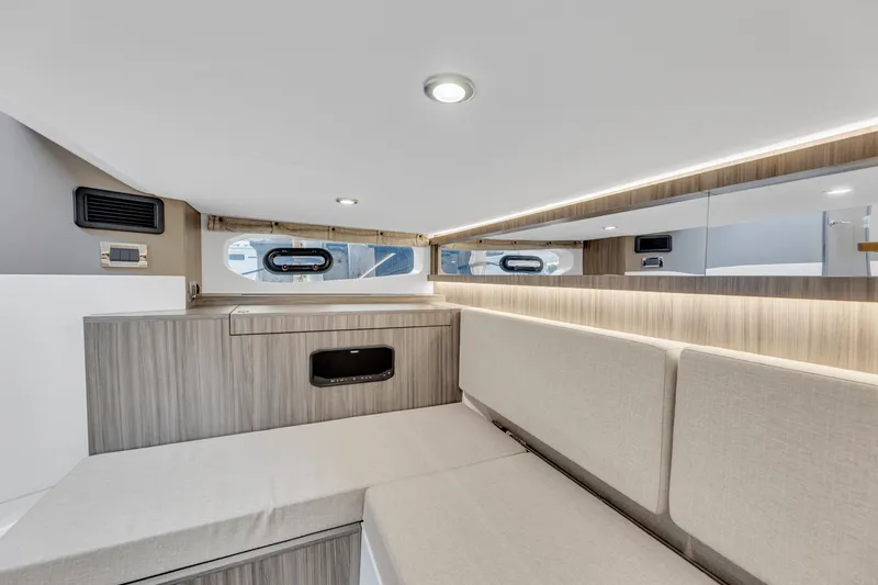 Slide: The Image of Sea Ray 370 Sundancer 2023 - 27