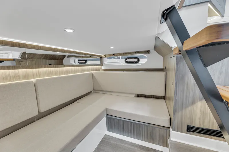 Slide: The Image of Sea Ray 370 Sundancer 2023 - 28
