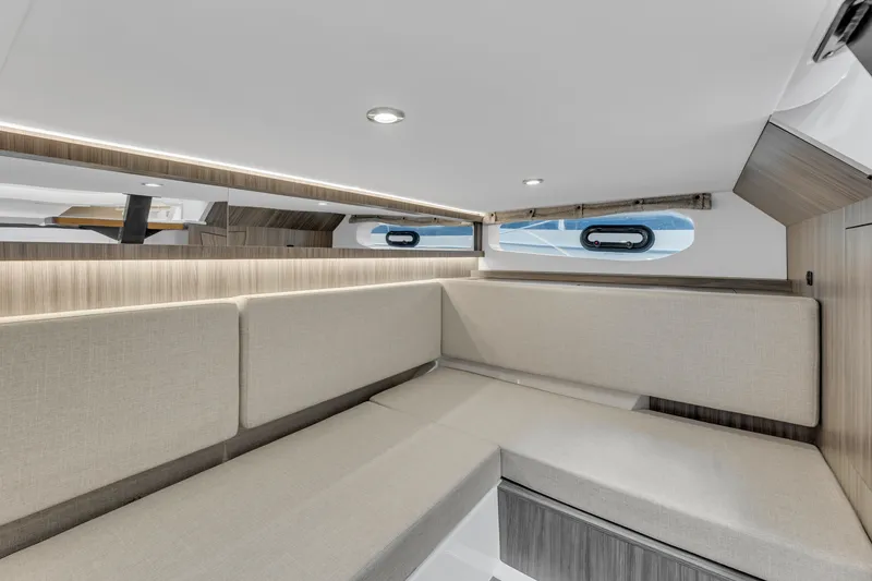 Slide: The Image of Sea Ray 370 Sundancer 2023 - 29