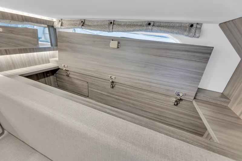 Slide: The Image of Sea Ray 370 Sundancer 2023 - 30