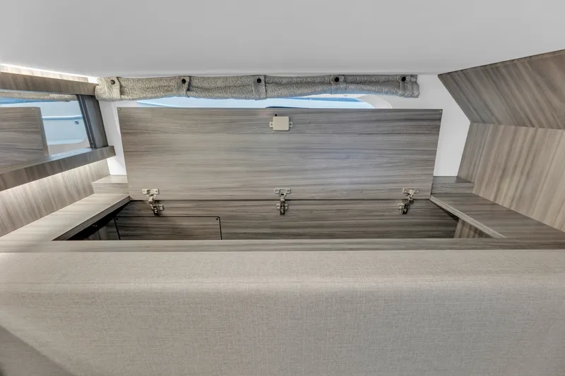 Slide: The Image of Sea Ray 370 Sundancer 2023 - 31