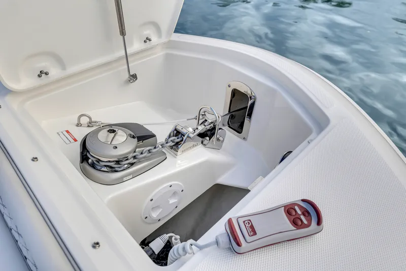 Slide: The Image of Sea Ray 370 Sundancer 2023 - 35