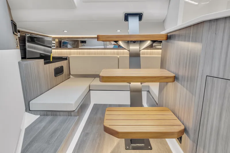 Slide: The Image of Sea Ray 370 Sundancer 2023 - 36