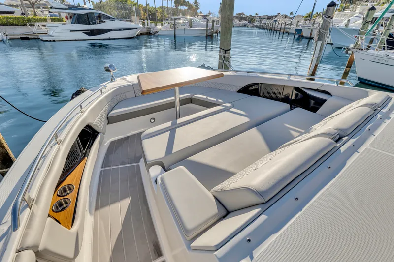 Slide: The Image of Sea Ray 370 Sundancer 2023 - 37
