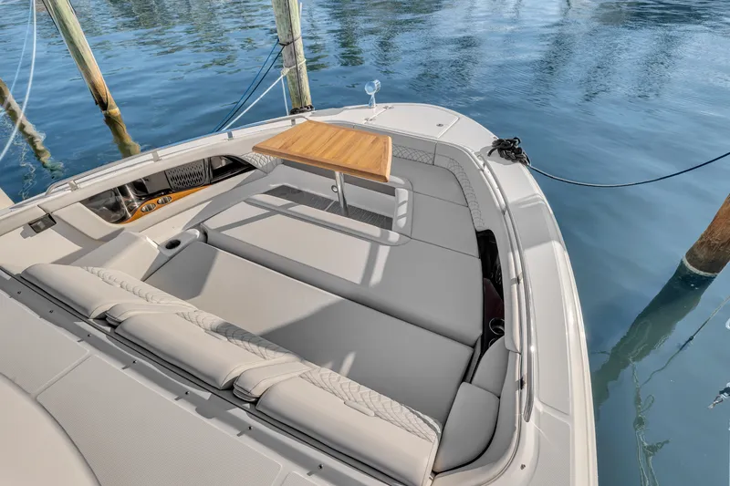 Slide: The Image of Sea Ray 370 Sundancer 2023 - 38