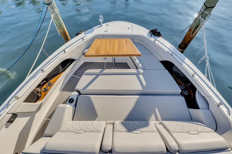 Slide: The Image of Sea Ray 370 Sundancer 2023 - 39