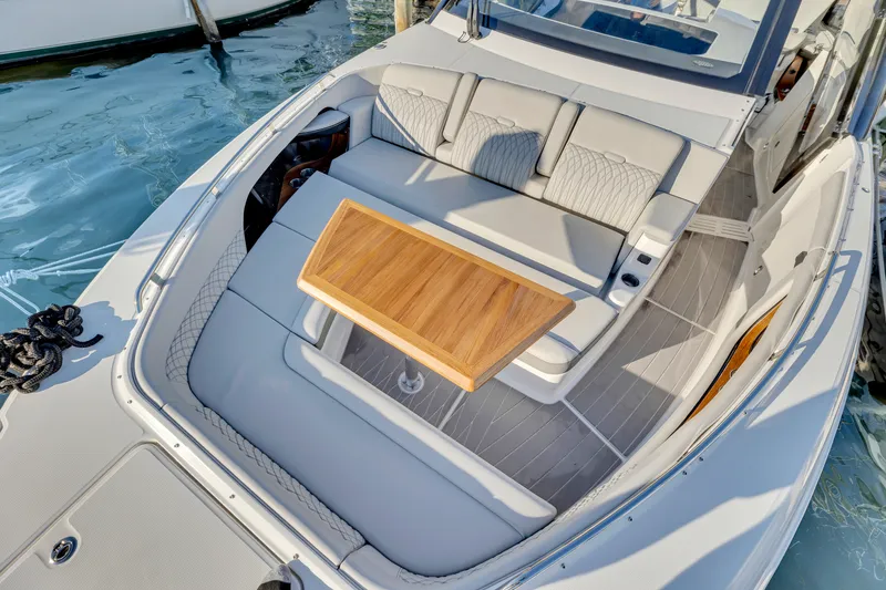 Slide: The Image of Sea Ray 370 Sundancer 2023 - 41