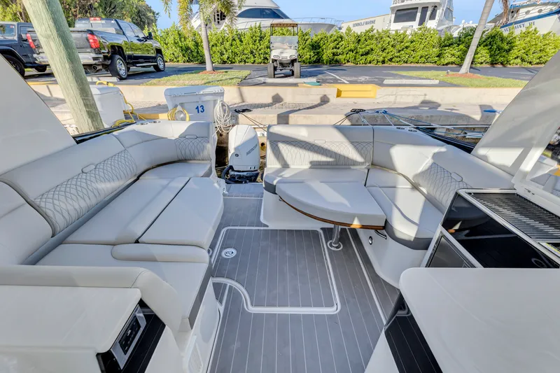 Slide: The Image of Sea Ray 370 Sundancer 2023 - 42