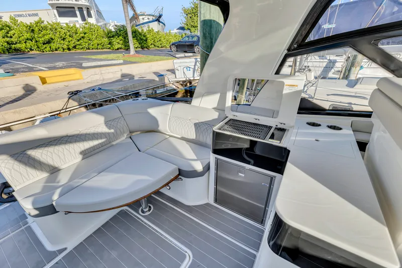 Slide: The Image of Sea Ray 370 Sundancer 2023 - 43