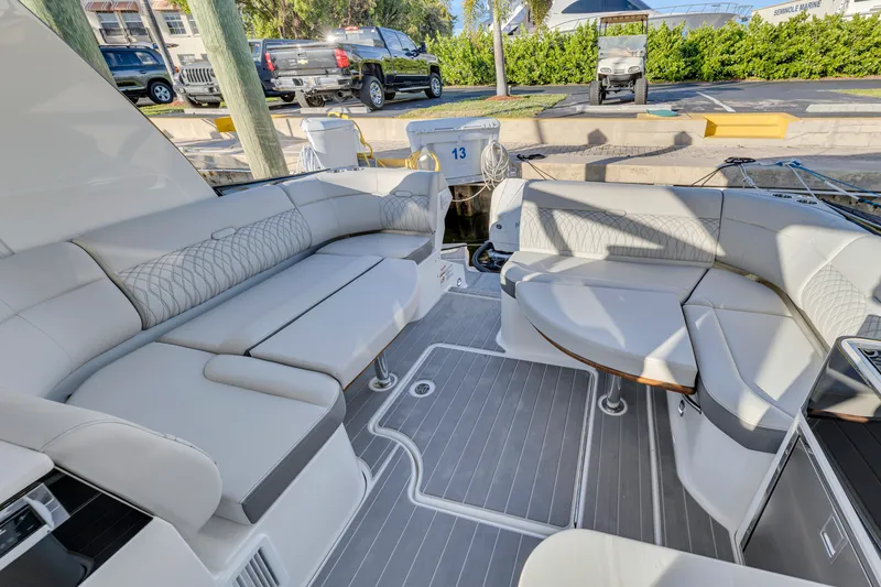 Slide: The Image of Sea Ray 370 Sundancer 2023 - 44