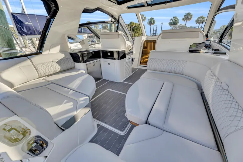 Slide: The Image of Sea Ray 370 Sundancer 2023 - 45
