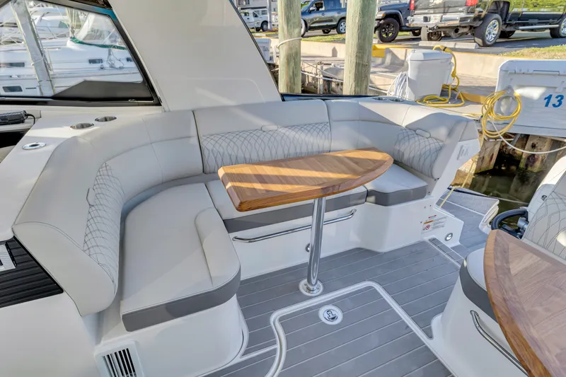 Slide: The Image of Sea Ray 370 Sundancer 2023 - 49