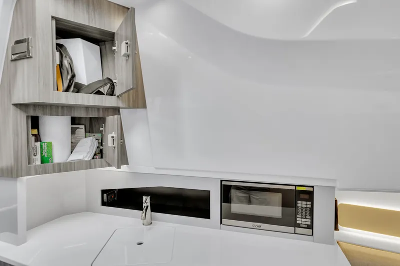 Slide: The Image of Sea Ray 370 Sundancer 2023 - 5