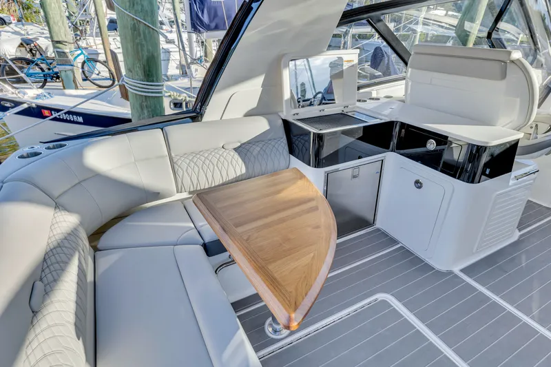 Slide: The Image of Sea Ray 370 Sundancer 2023 - 50
