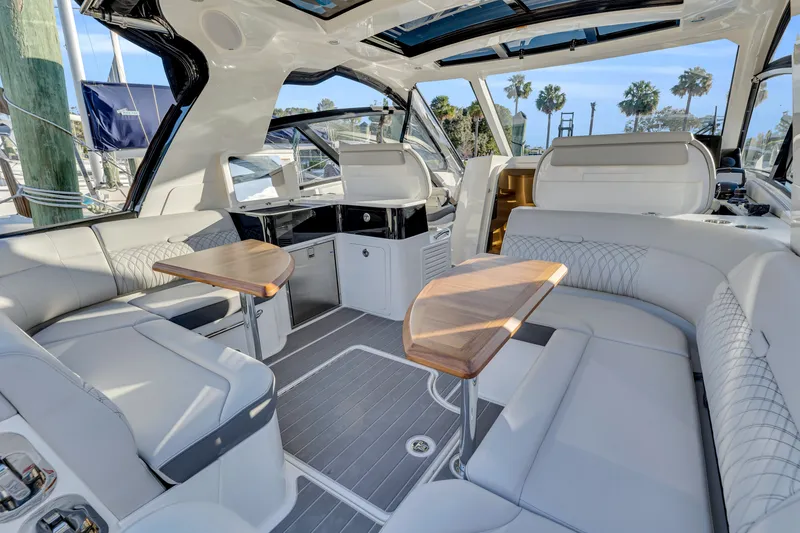Slide: The Image of Sea Ray 370 Sundancer 2023 - 51