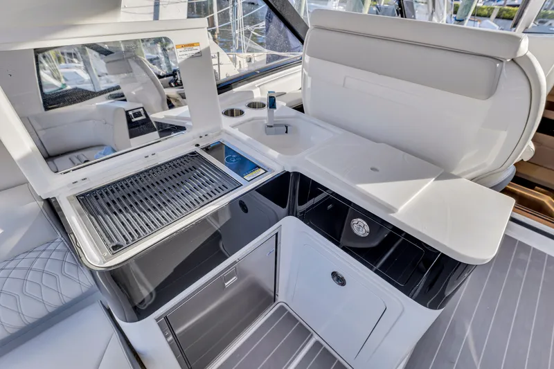 Slide: The Image of Sea Ray 370 Sundancer 2023 - 53