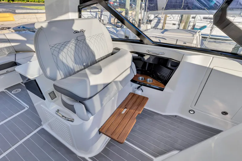 Slide: The Image of Sea Ray 370 Sundancer 2023 - 54