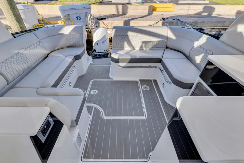 Slide: The Image of Sea Ray 370 Sundancer 2023 - 55