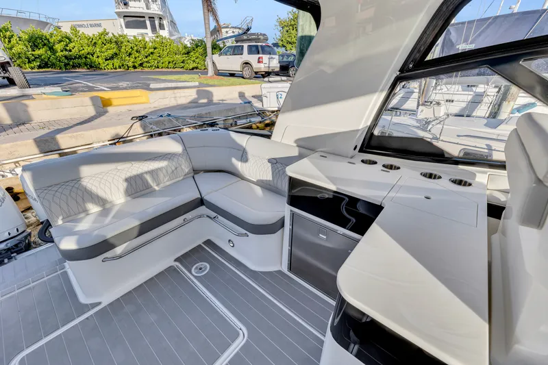 Slide: The Image of Sea Ray 370 Sundancer 2023 - 56