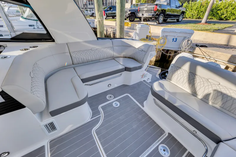 Slide: The Image of Sea Ray 370 Sundancer 2023 - 57