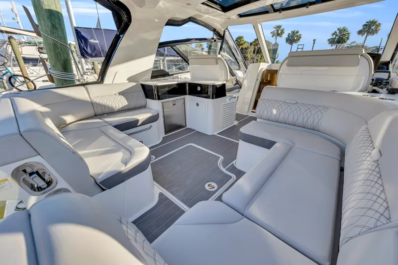 Slide: The Image of Sea Ray 370 Sundancer 2023 - 58