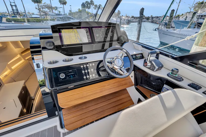 Slide: The Image of Sea Ray 370 Sundancer 2023 - 59