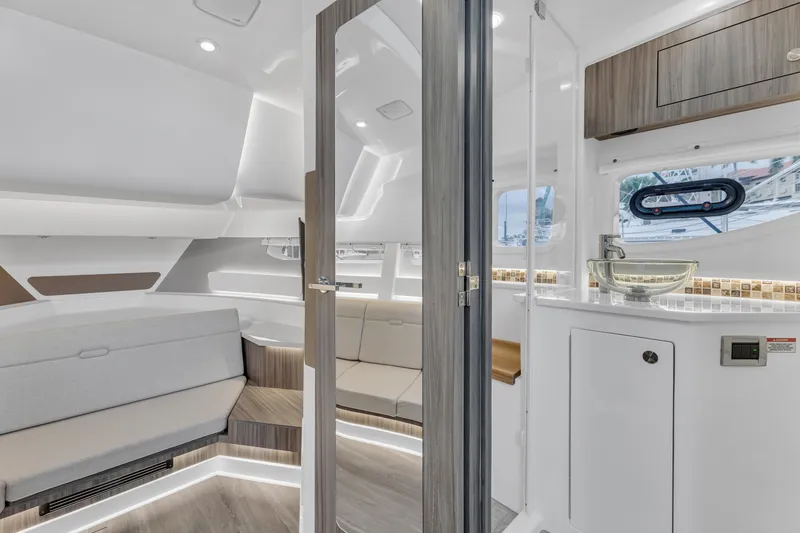 Slide: The Image of Sea Ray 370 Sundancer 2023 - 6