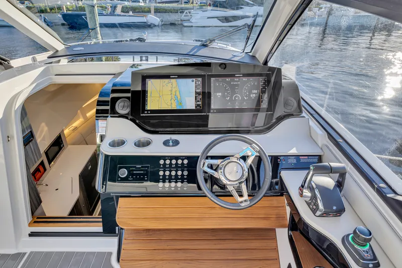 Slide: The Image of Sea Ray 370 Sundancer 2023 - 60