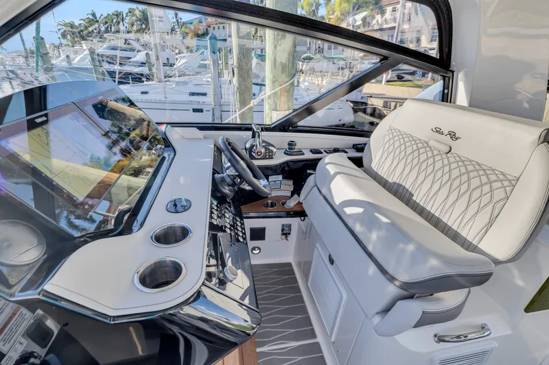Slide: The Image of Sea Ray 370 Sundancer 2023 - 61