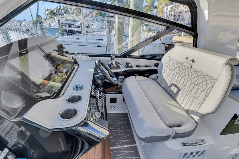 Slide: The Image of Sea Ray 370 Sundancer 2023 - 62
