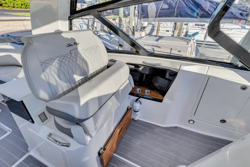 Slide: The Image of Sea Ray 370 Sundancer 2023 - 63