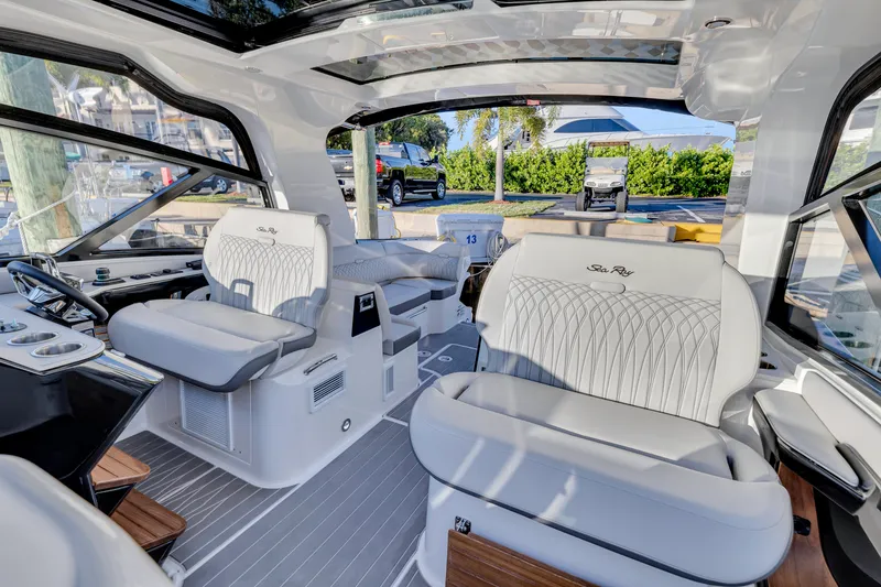 Slide: The Image of Sea Ray 370 Sundancer 2023 - 65