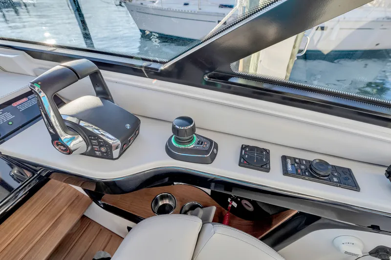 Slide: The Image of Sea Ray 370 Sundancer 2023 - 66