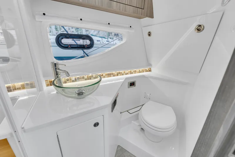 Slide: The Image of Sea Ray 370 Sundancer 2023 - 7