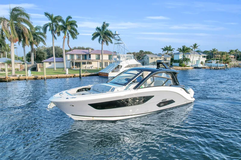 Slide: The Image of Sea Ray 370 Sundancer 2023 - 73