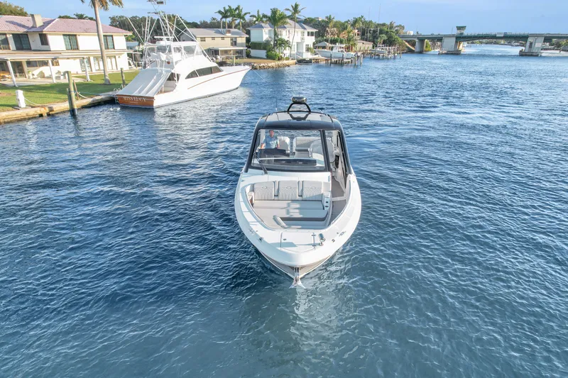 Slide: The Image of Sea Ray 370 Sundancer 2023 - 74