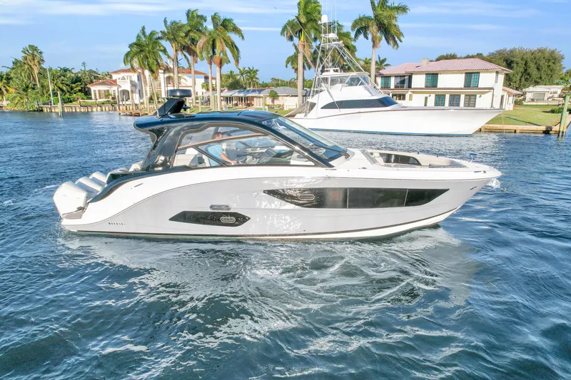Slide: The Image of Sea Ray 370 Sundancer 2023 - 76