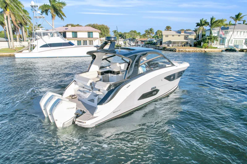 Slide: The Image of Sea Ray 370 Sundancer 2023 - 77