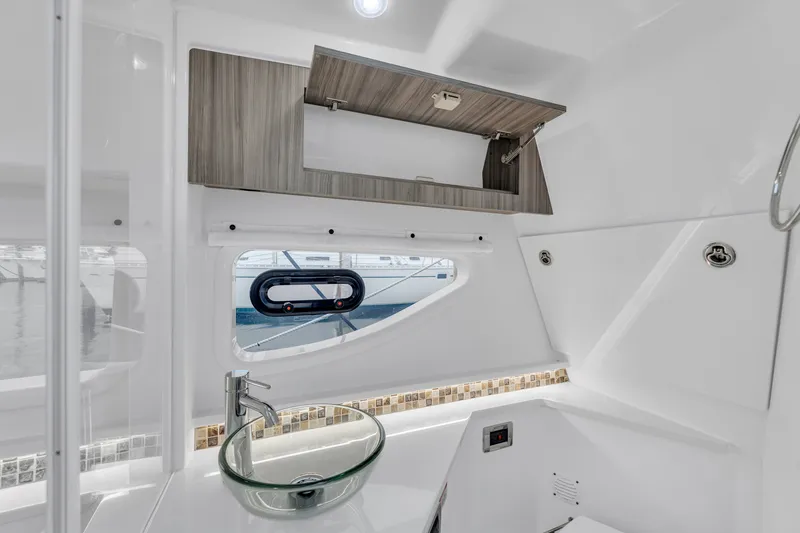 Slide: The Image of Sea Ray 370 Sundancer 2023 - 8